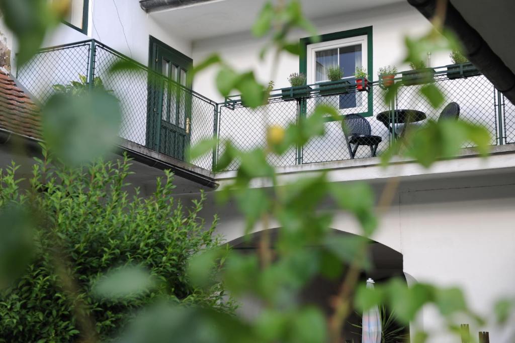 einen Balkon mit einem Tisch und Stühlen darauf in der Unterkunft Ferienwohnung ALEX in Burgau