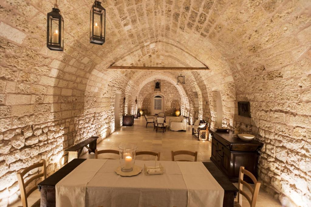 Cette chambre dispose d'une table avec une bougie. dans l'établissement Masseria Le Cerase, à Conversano