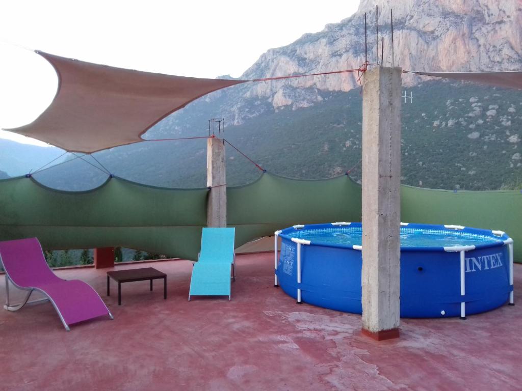 Nespecifikovaný výhled na hory nebo výhled na hory při pohledu z hostelu