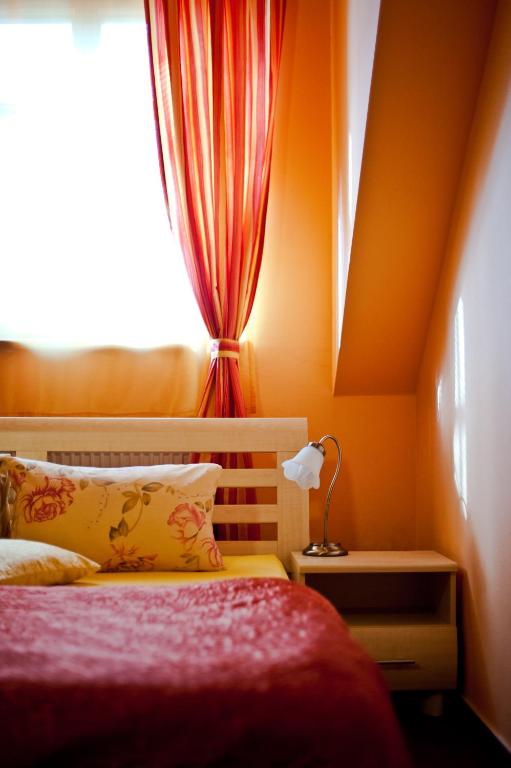 Łóżko lub łóżka w pokoju w obiekcie Hotel Penzion Trámky