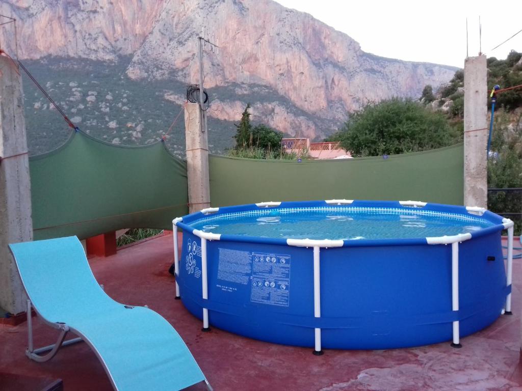 Nespecifikovaný výhled na hory nebo výhled na hory při pohledu z hostelu