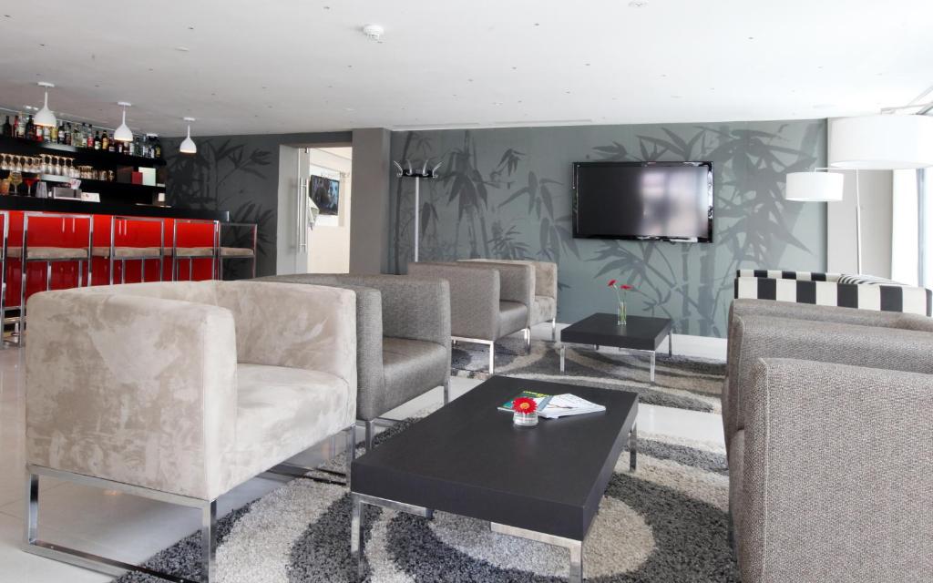 TV a/nebo společenská místnost v ubytování Golden Tulip Kassel Hotel Reiss