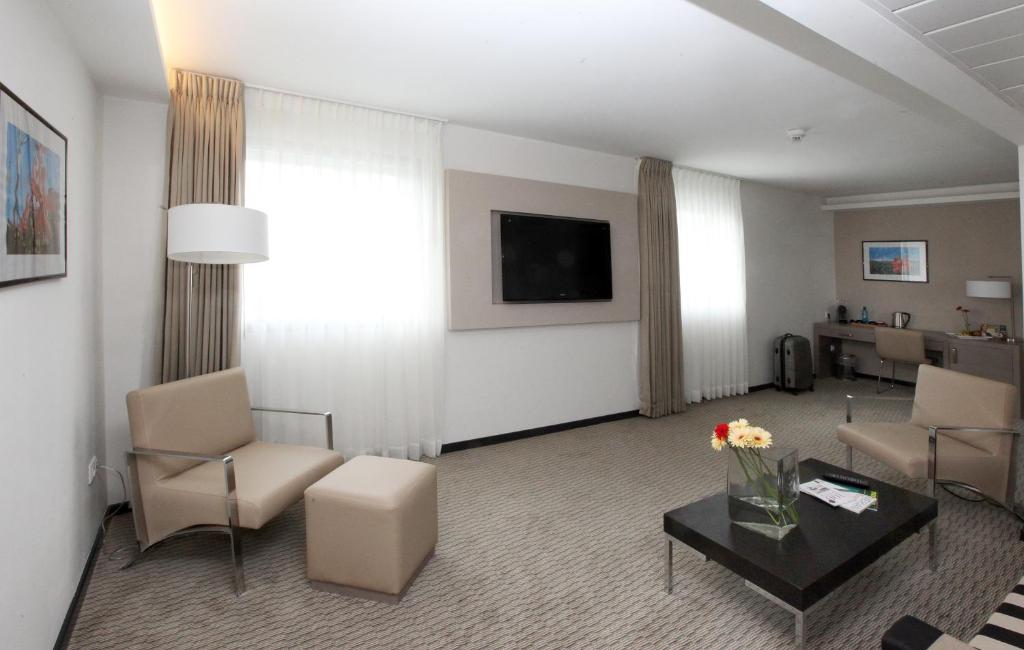 TV a/nebo společenská místnost v ubytování Golden Tulip Kassel Hotel Reiss