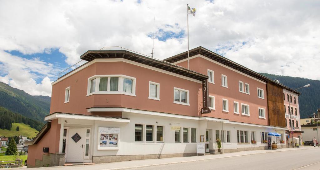 een gebouw met een vlag erop bij Hotel Dischma in Davos