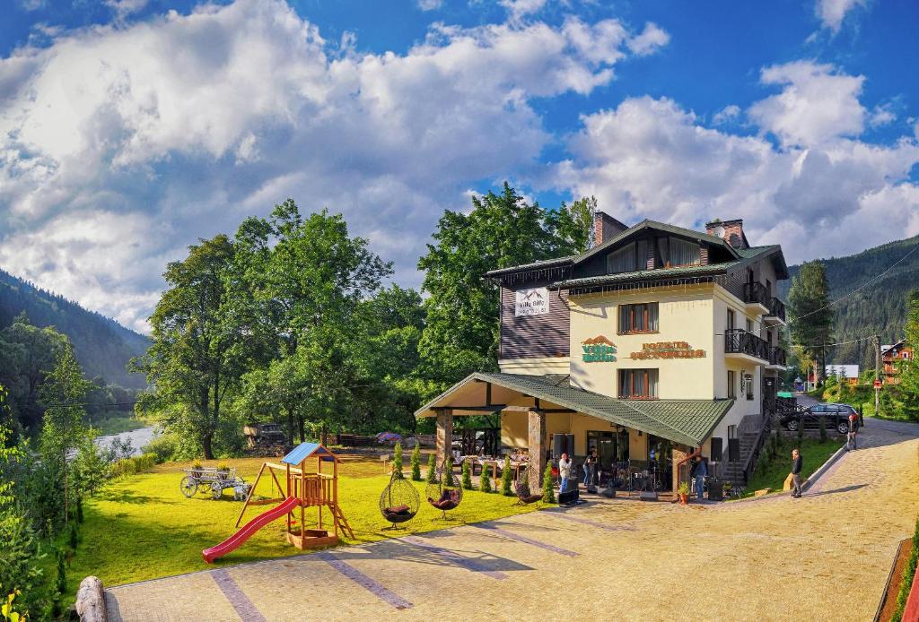 Nespecifikovaný výhled na hory nebo výhled na hory při pohledu z hotelu