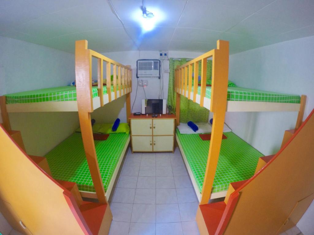 Palanda nebo palandy na pokoji v ubytování The BIGGIES Inn