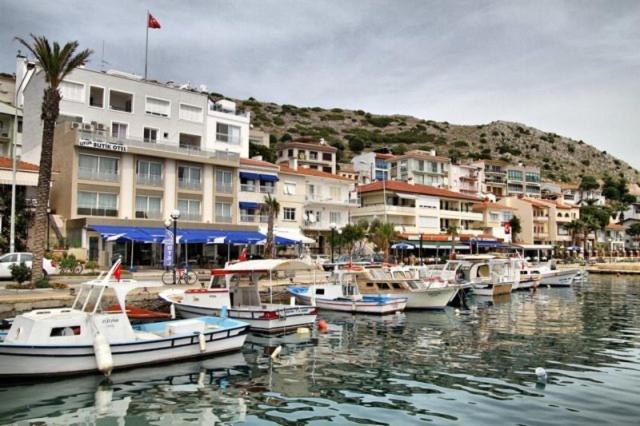 Un gruppo di barche sono ormeggiate in un porto. di Ufuk Hotel a Çeşme