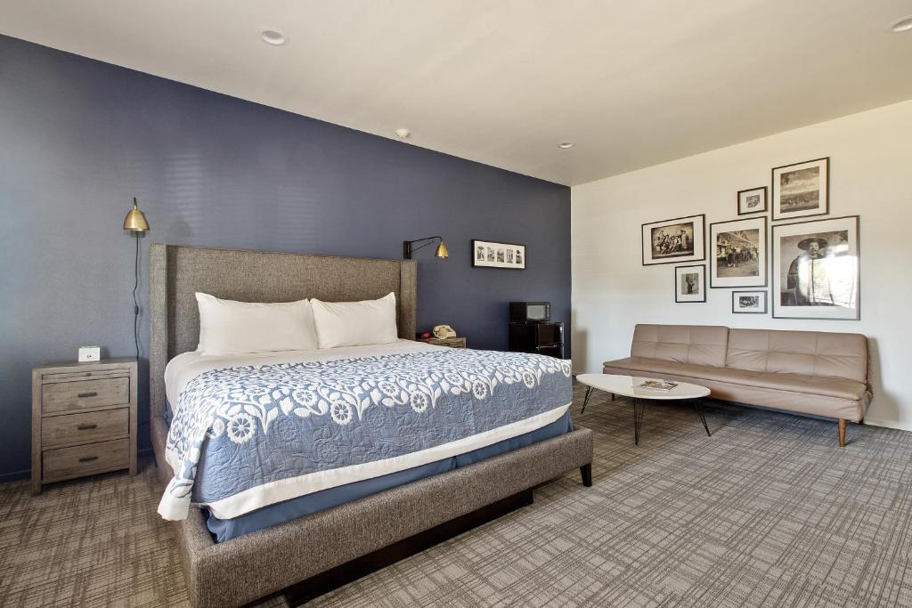 Sideways Inn - Deluxe King Suite