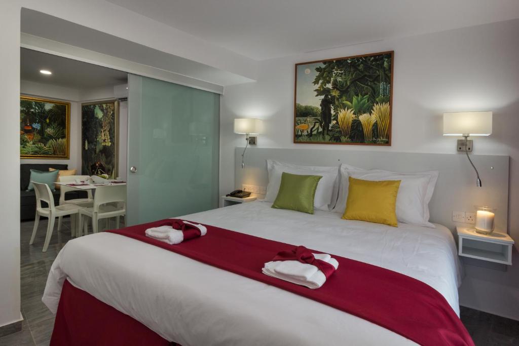 Postel nebo postele na pokoji v ubytování Art & Wine Boutique Hotel