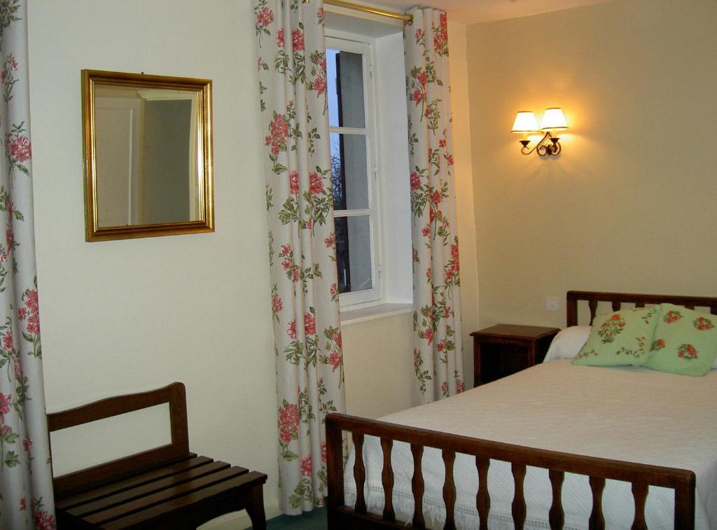 Postel nebo postele na pokoji v ubytování Hostellerie du Vieux Moulin
