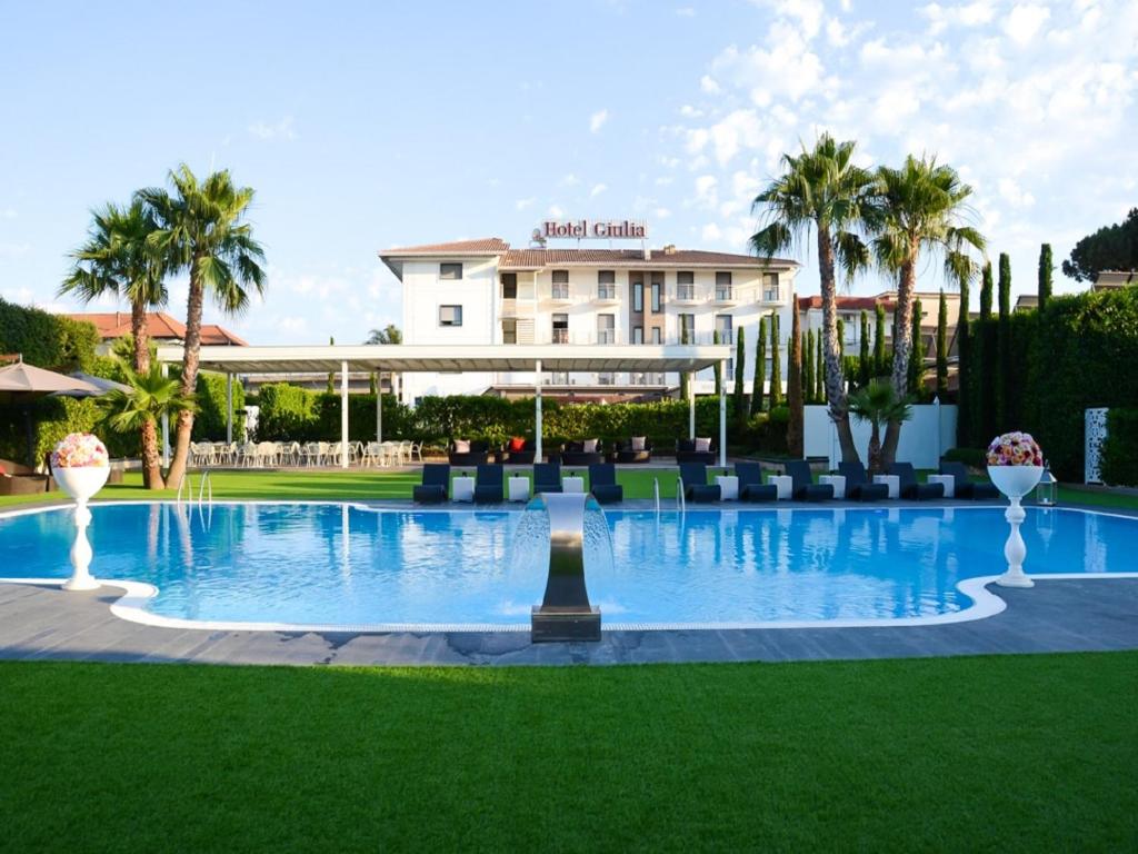 un complejo con una gran piscina frente a un edificio en Hotel Giulia Ocean Club en Qualiano