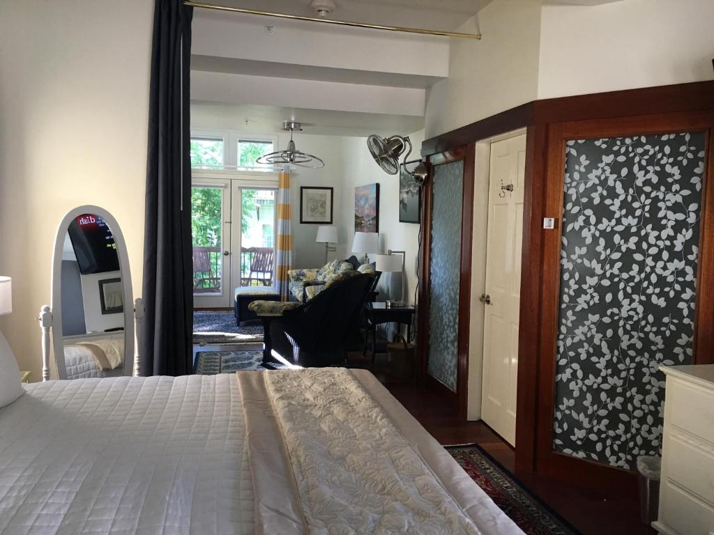 Camden Riverhouse Hotel and Inn photo