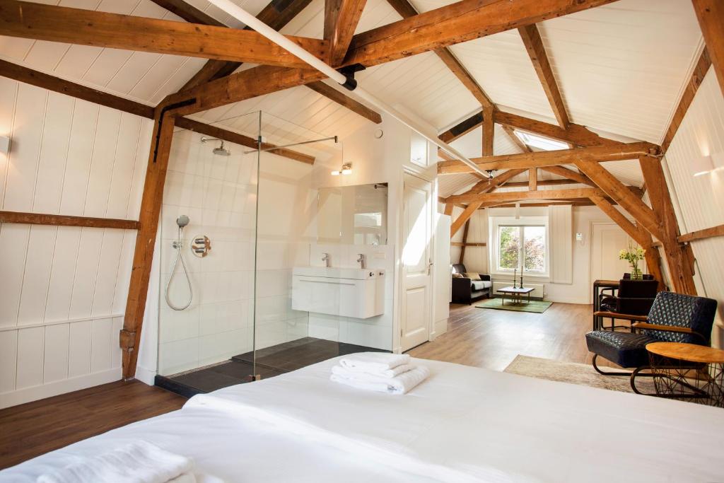sypialnia z prysznicem i łóżkiem w pokoju w obiekcie Stayci Serviced Apartments Royal Palace w Hadze