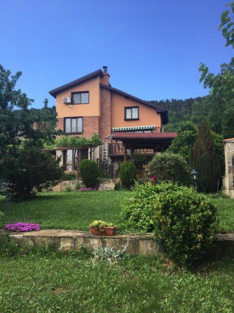 uma casa grande no meio de um quintal em Davidkov Holiday Home em Shipka