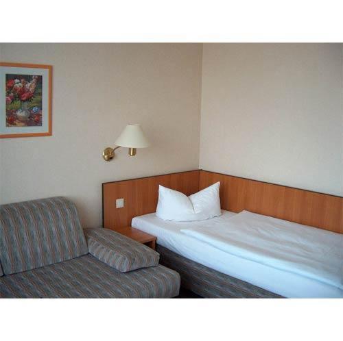 Postel nebo postele na pokoji v ubytování Hotel Kubrat an der Spree