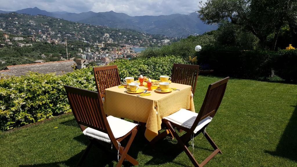 サンタ・マルゲリータ・リグレにあるCasa Amore by Holiday Worldの黄色のテーブルクロスが掛けられたテーブル