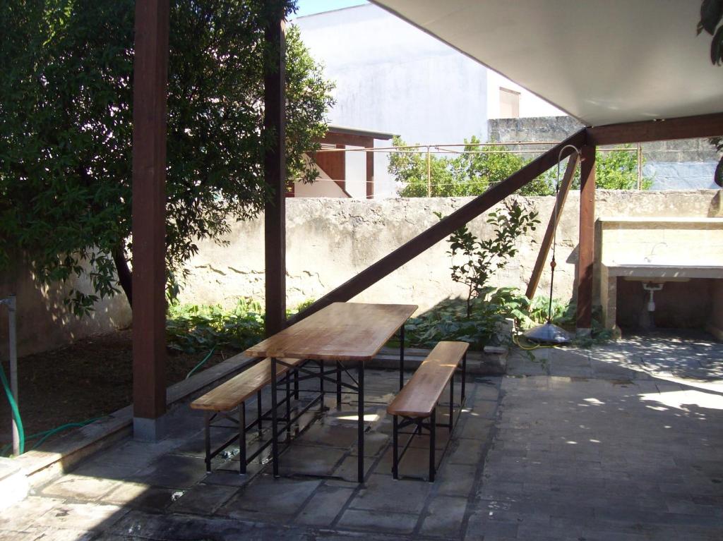 ラーカレにあるCasa Della Nonnaのベンチとテーブルと椅子