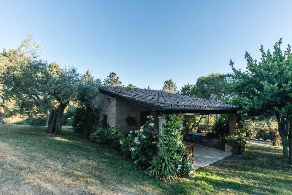 kamienny dom z altaną na dziedzińcu w obiekcie Dimora Borgogni: Country House w mieście Perugia