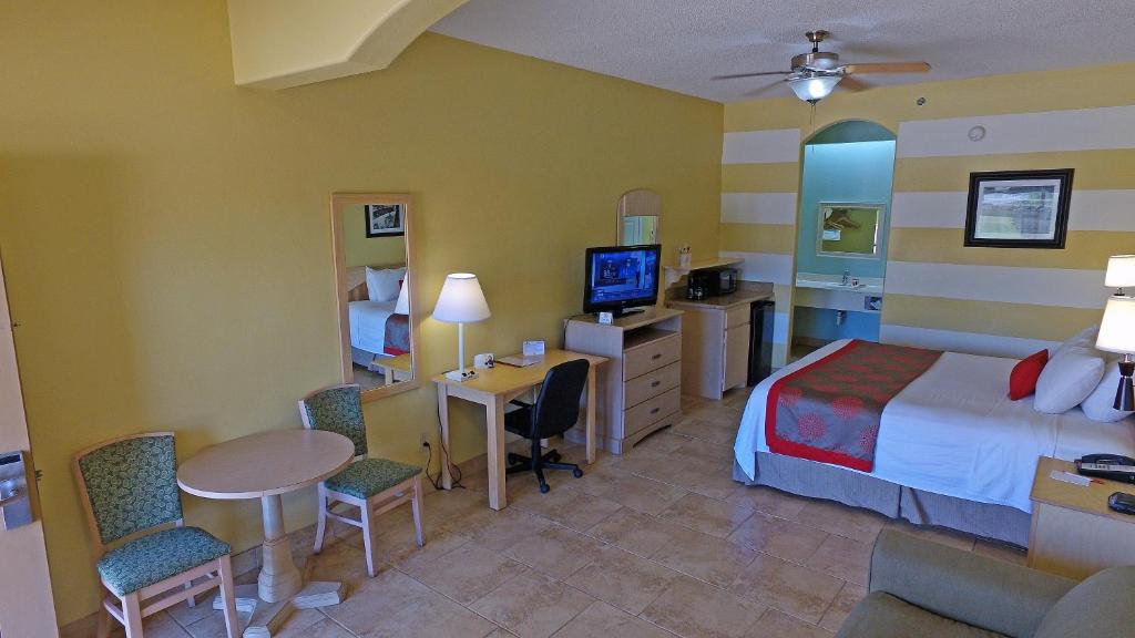 Ein Bett oder Betten in einem Zimmer der Unterkunft Ramada by Wyndham &amp; Suites South Padre Island