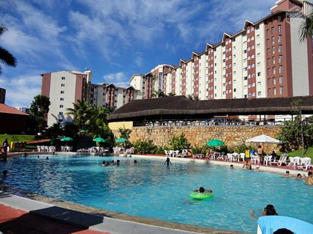 una gran piscina con gente en el agua en Suítes Hot Springs Caldas Novas, en Caldas Novas