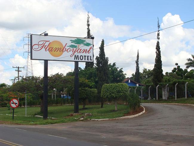 um sinal para um motel na beira de uma estrada em Flamboyant Hotel em Limeira