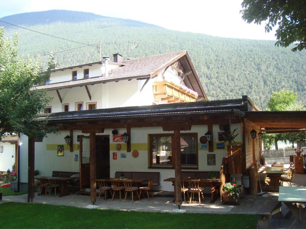 Nespecifikovaný výhled na hory nebo výhled na hory při pohledu z penzionu – hostince