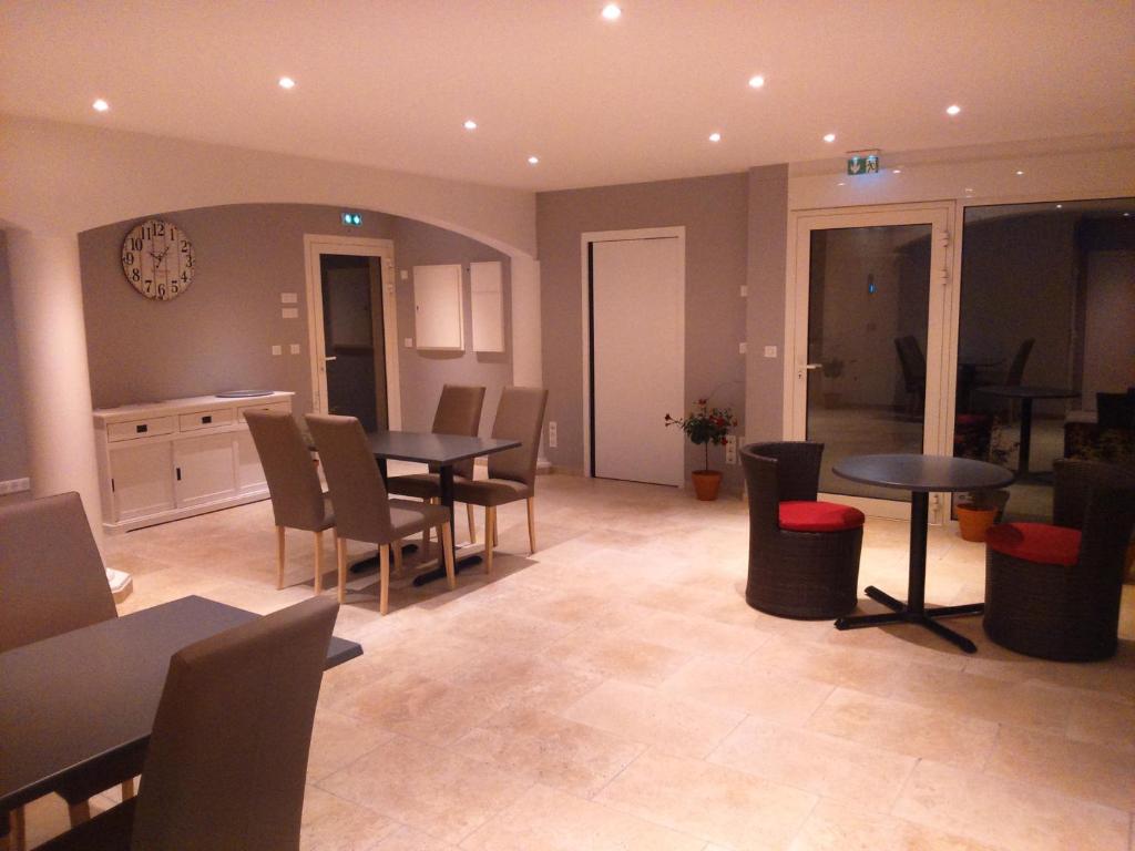 a kitchen and dining room with a table and chairs at Le Jasmin in Montagnac