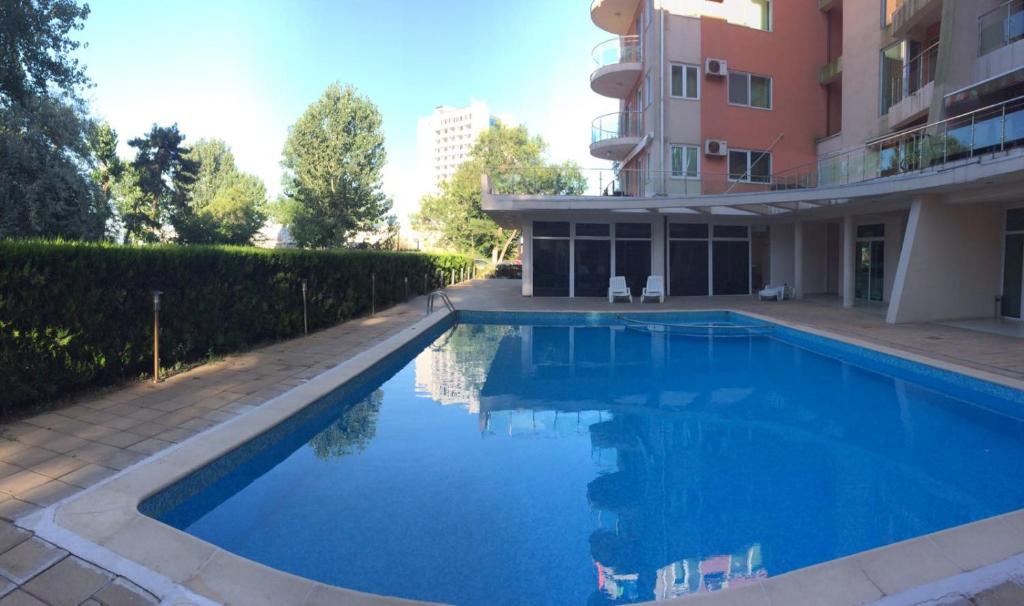 Piscina de la sau aproape de Piano Bar Holidays Apartments