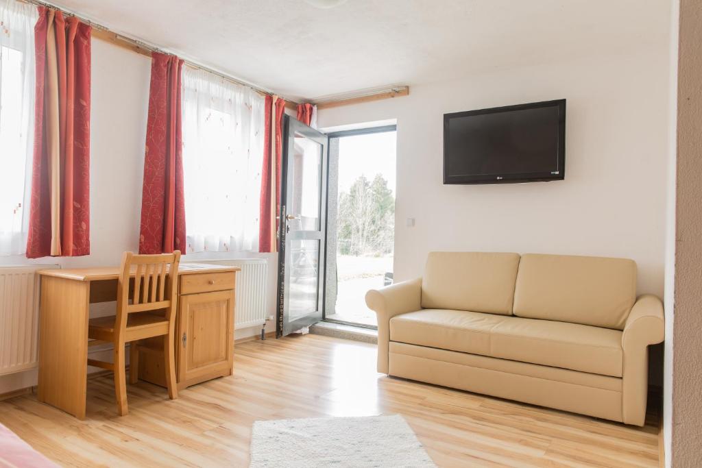 Televízia a/alebo spoločenská miestnosť v ubytovaní Landgasthof Seyrlberg