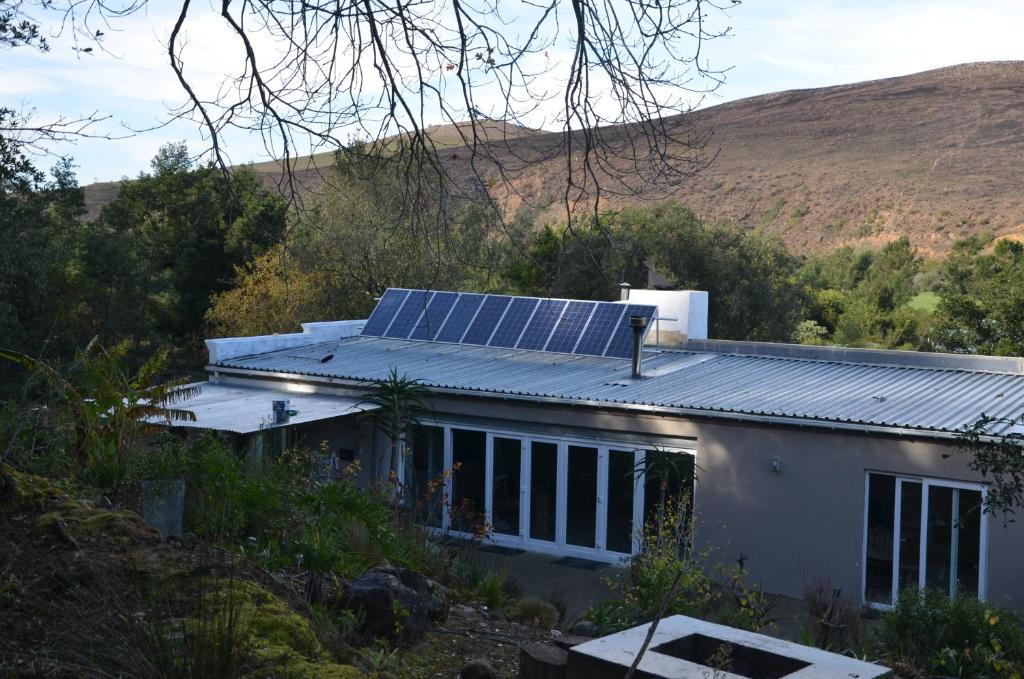 ein Haus mit Sonnenkollektor auf dem Dach in der Unterkunft Bibi's Joy in Swellendam