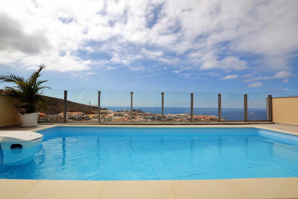 ラ・プラヤ・デ・アルグイネグインにあるGuacimara Apartmentsの海が見えるプール