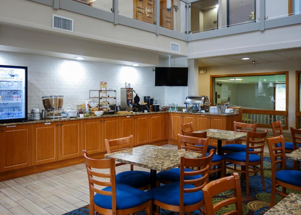 Country Inn & Suites by Radisson, Mishawaka, IN photo