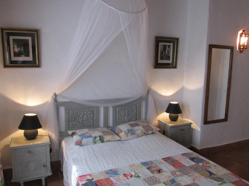 A bed or beds in a room at Quinta dos Valados