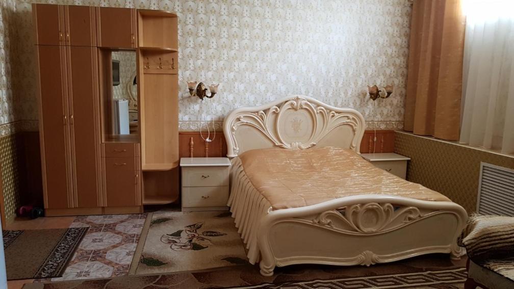 クラスノダールにあるГостевой дом "Маяк"のベッドルーム(白いベッド1台、キャビネット付)