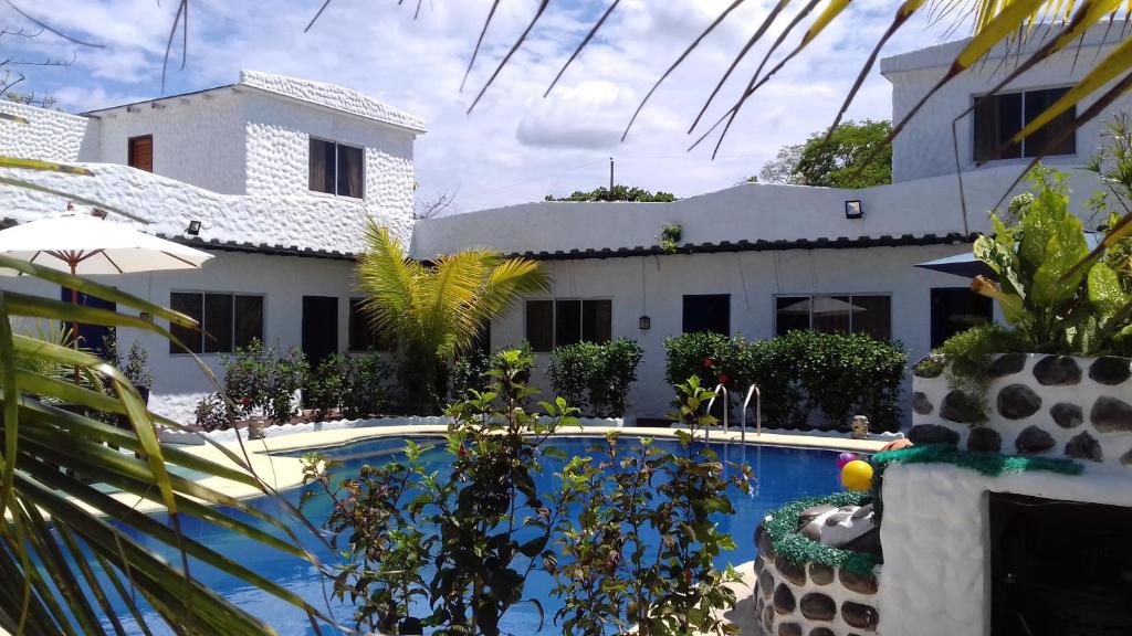 a view of a house and a swimming pool at Villa el despertar azul in Same