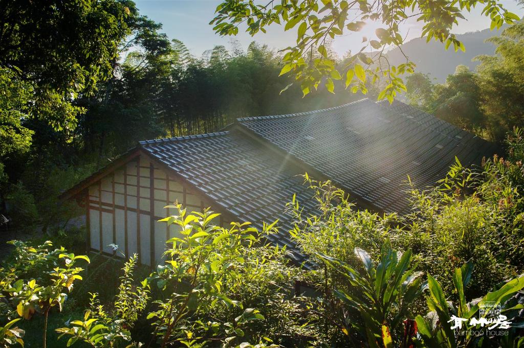 ein kleines Haus mitten im Wald in der Unterkunft Bamboo House in Zhushan