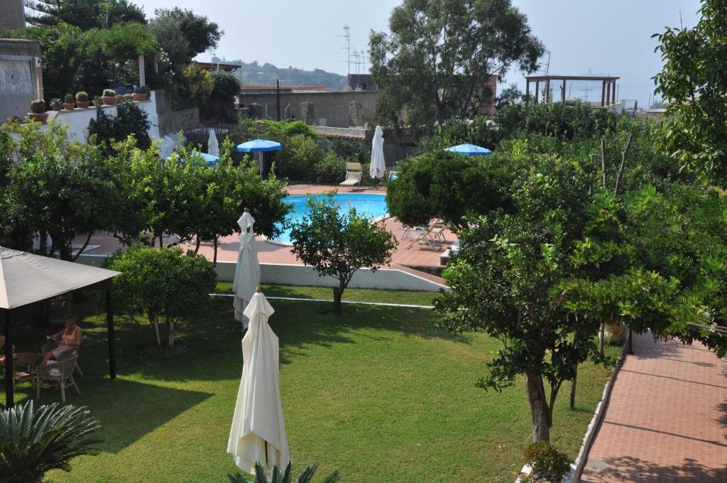 Bazén v ubytování Hotel Savoia nebo v jeho okolí