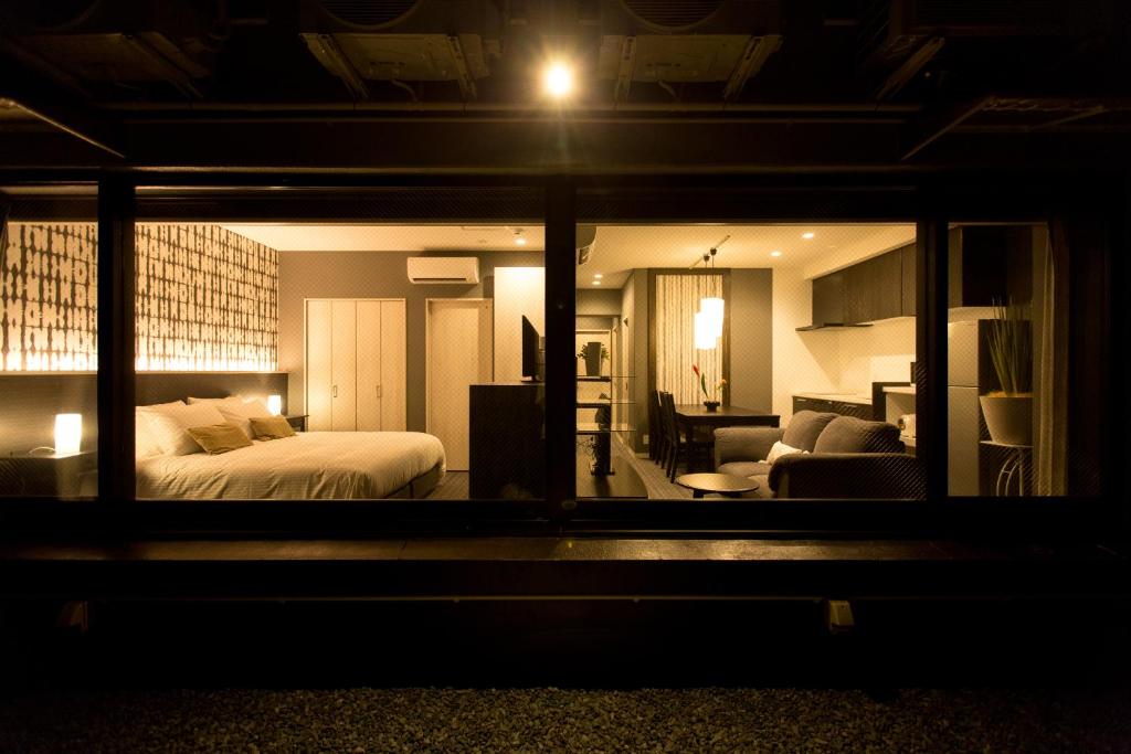 Postel nebo postele na pokoji v ubytování R&Run Kyoto Serviced Apartment & Suites