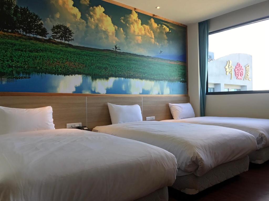 Un pat sau paturi într-o cameră la 綺麗商旅園區館