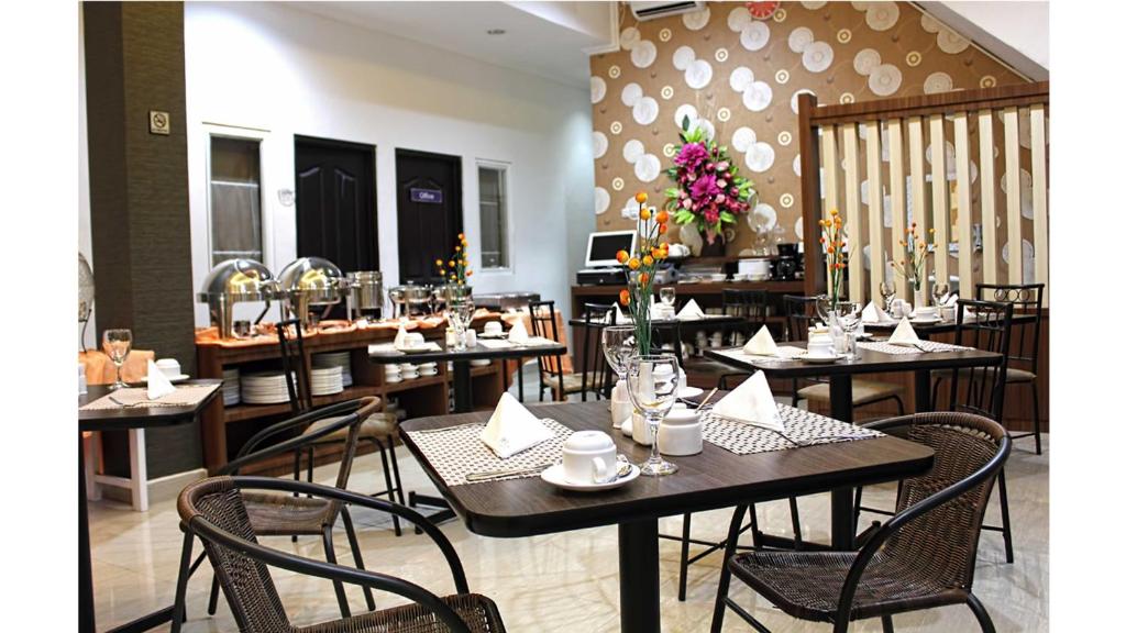 Restaurace v ubytování Mel's Inn Manado