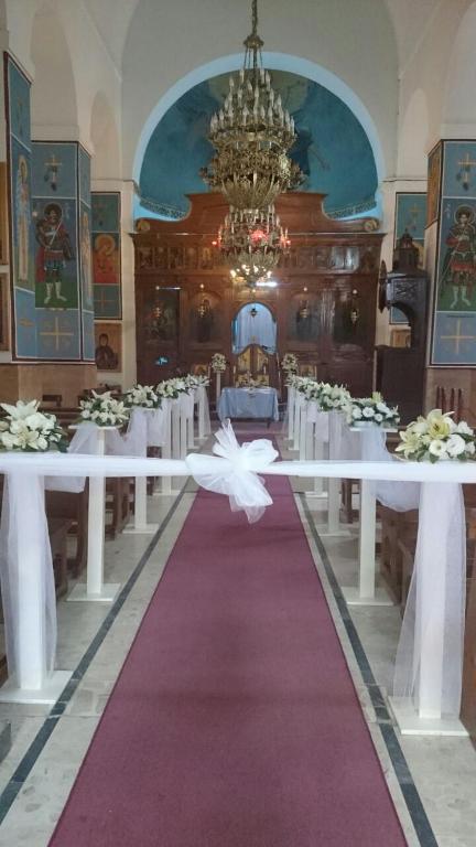 una sala banchetti con tavoli bianchi e un tappeto rosso di Pilgrim's Guest House a Madaba