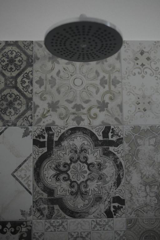 a ceiling with a design on a wall at Dimi House in Lecce