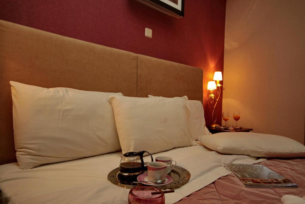 Postel nebo postele na pokoji v ubytování Menalia Villas & Suites ΚΤΗΜΑ ΚΟΥΜΠΟΥΡΗ