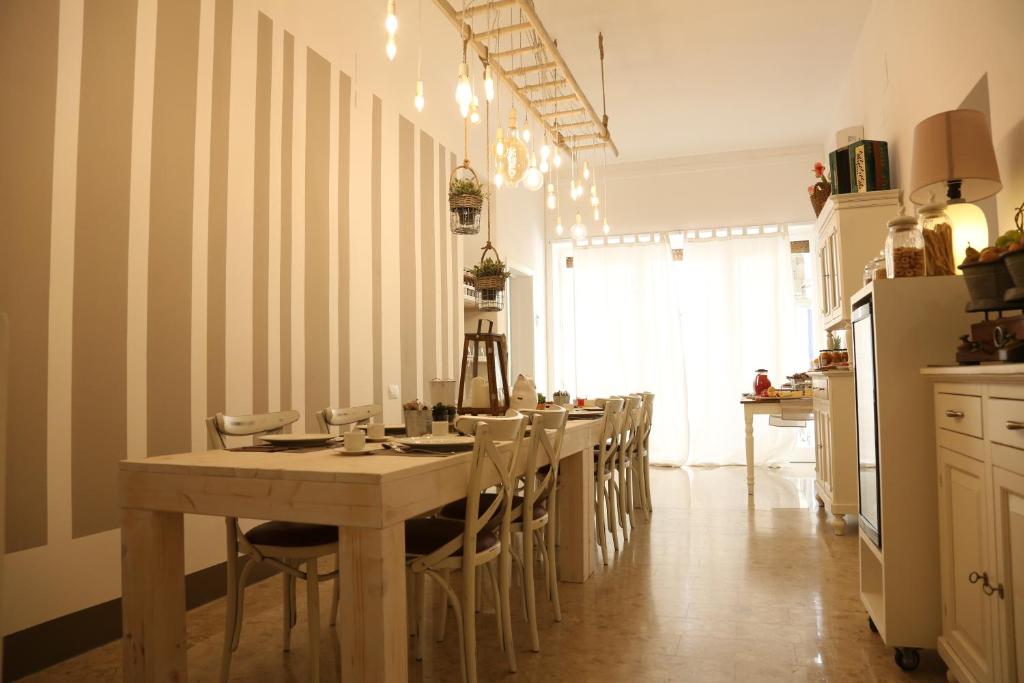 a dining room with a table and chairs in a kitchen at Dimi House in Lecce