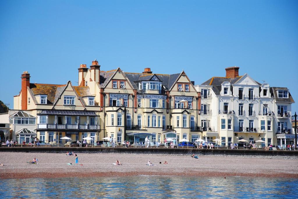 un groupe de bâtiments sur une plage au bord de l'eau dans l'établissement The Kingswood Hotel, à Sidmouth