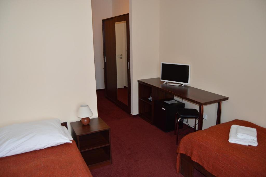 TV a/nebo společenská místnost v ubytování HOTEL ARÉNA