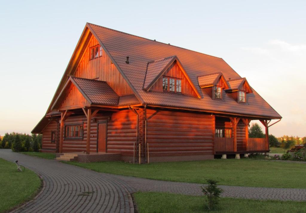 MieroszynoにあるDom wakacyjny Hortensja Jastrzębia Góraの大木造の家