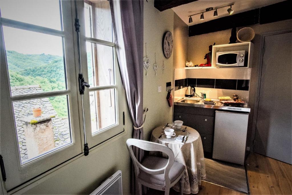 Kuchyň nebo kuchyňský kout v ubytování Le Compostelle de Conques