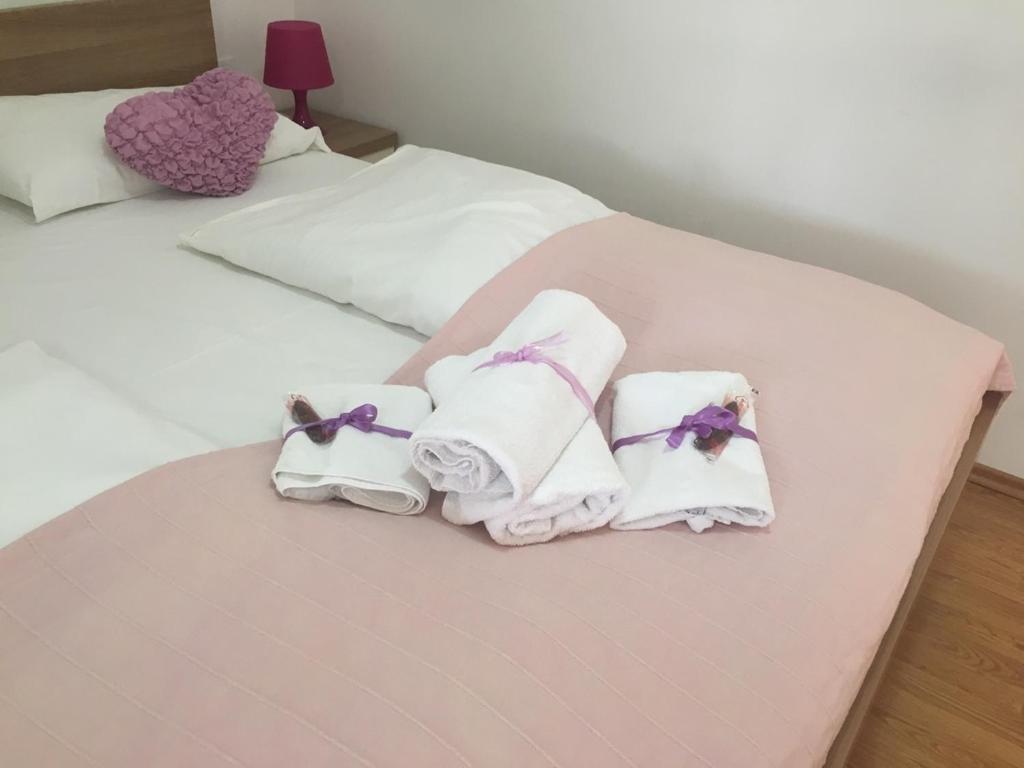Łóżko lub łóżka w pokoju w obiekcie Lugarnica
