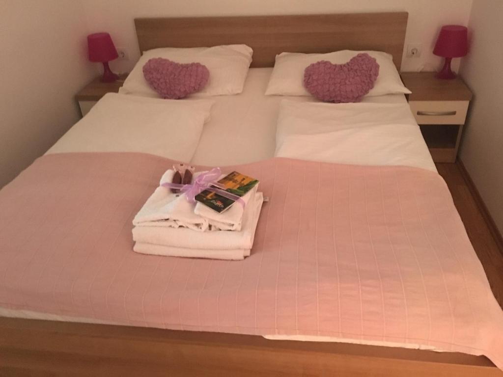 Łóżko lub łóżka w pokoju w obiekcie Lugarnica